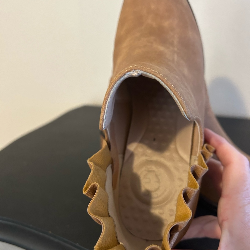 Tan ankle boots with scalloped ankle back - Picture 4 of 6